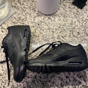 Boys 5Y I think women 6.5. Nike air MAX never worn too small. I’m a size 7.